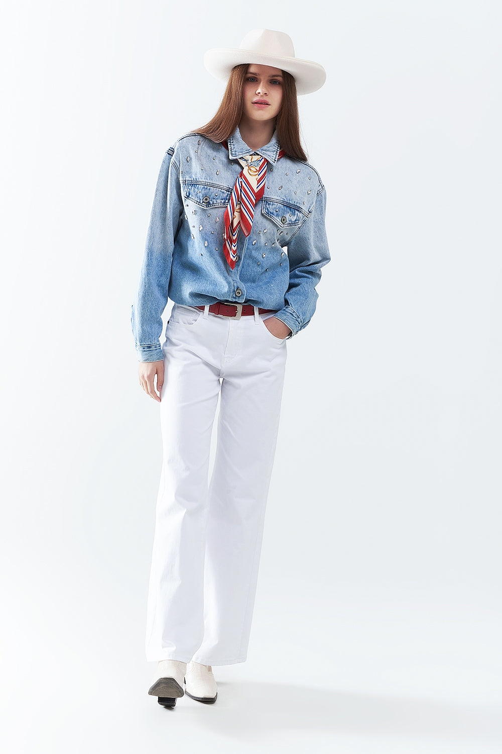 chemise en denim lavé avec poches sur la poitrine et détails en strass brodés