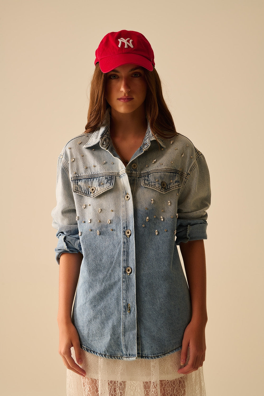 chemise en denim lavé avec poches sur la poitrine et détails en strass brodés