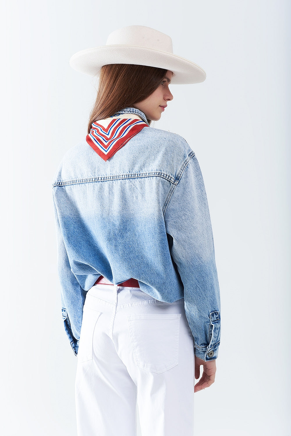 chemise en denim lavé avec poches sur la poitrine et détails en strass brodés