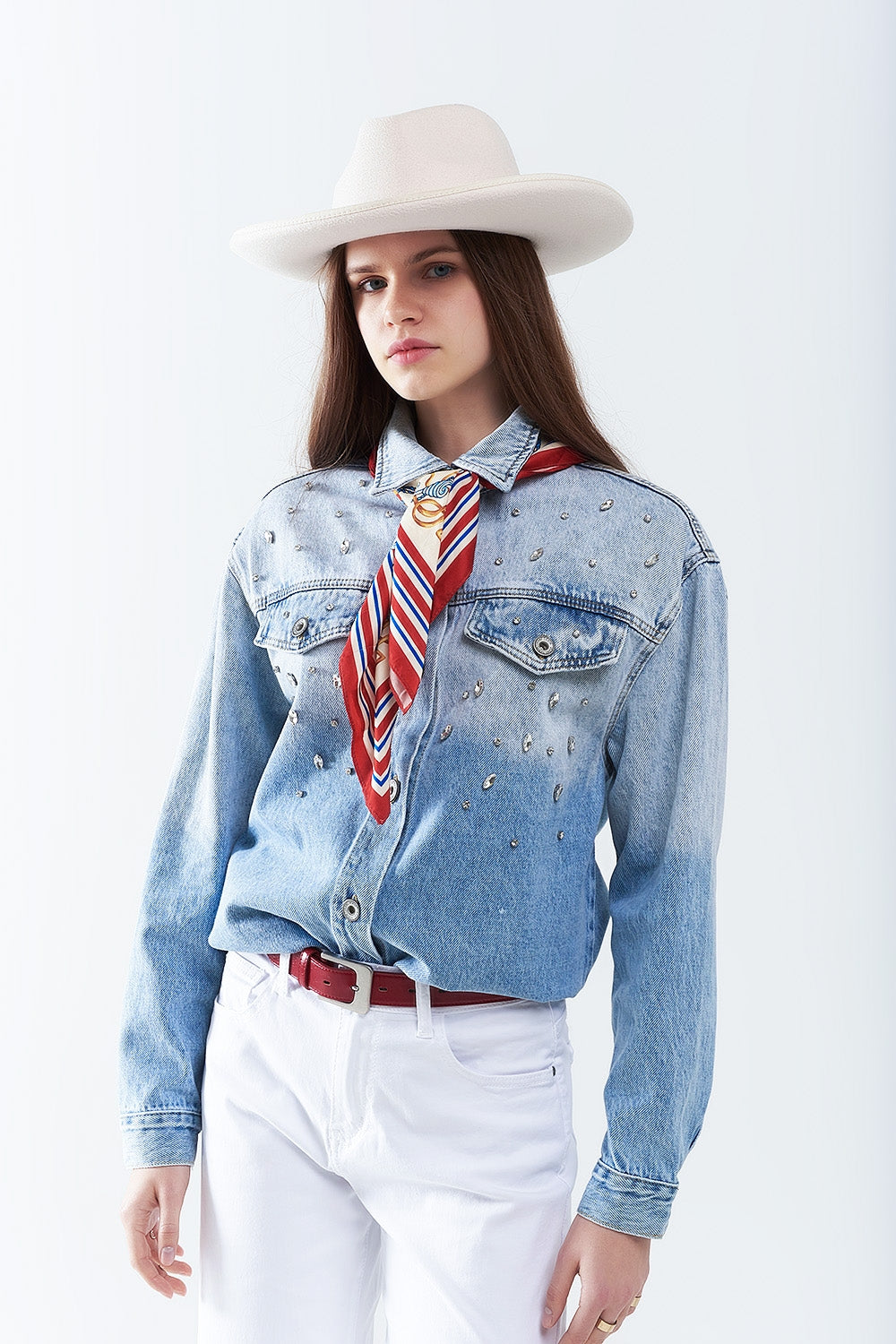 chemise en denim lavé avec poches sur la poitrine et détails en strass brodés