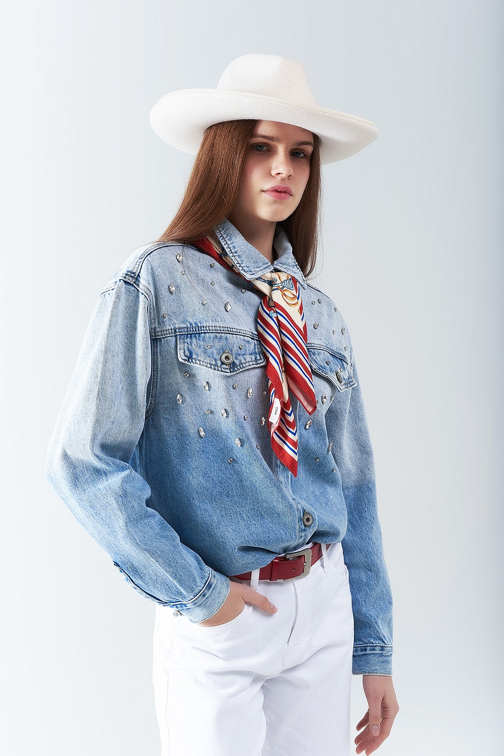 chemise en denim lavé avec poches sur la poitrine et détails en strass brodés