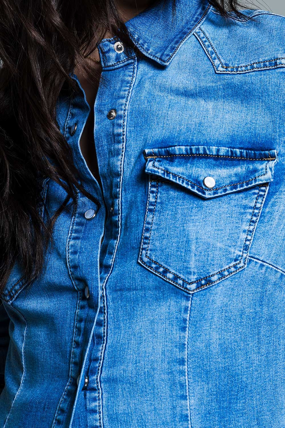 Chemise en jean délavé moyen avec poches poitrine et boutons-pression