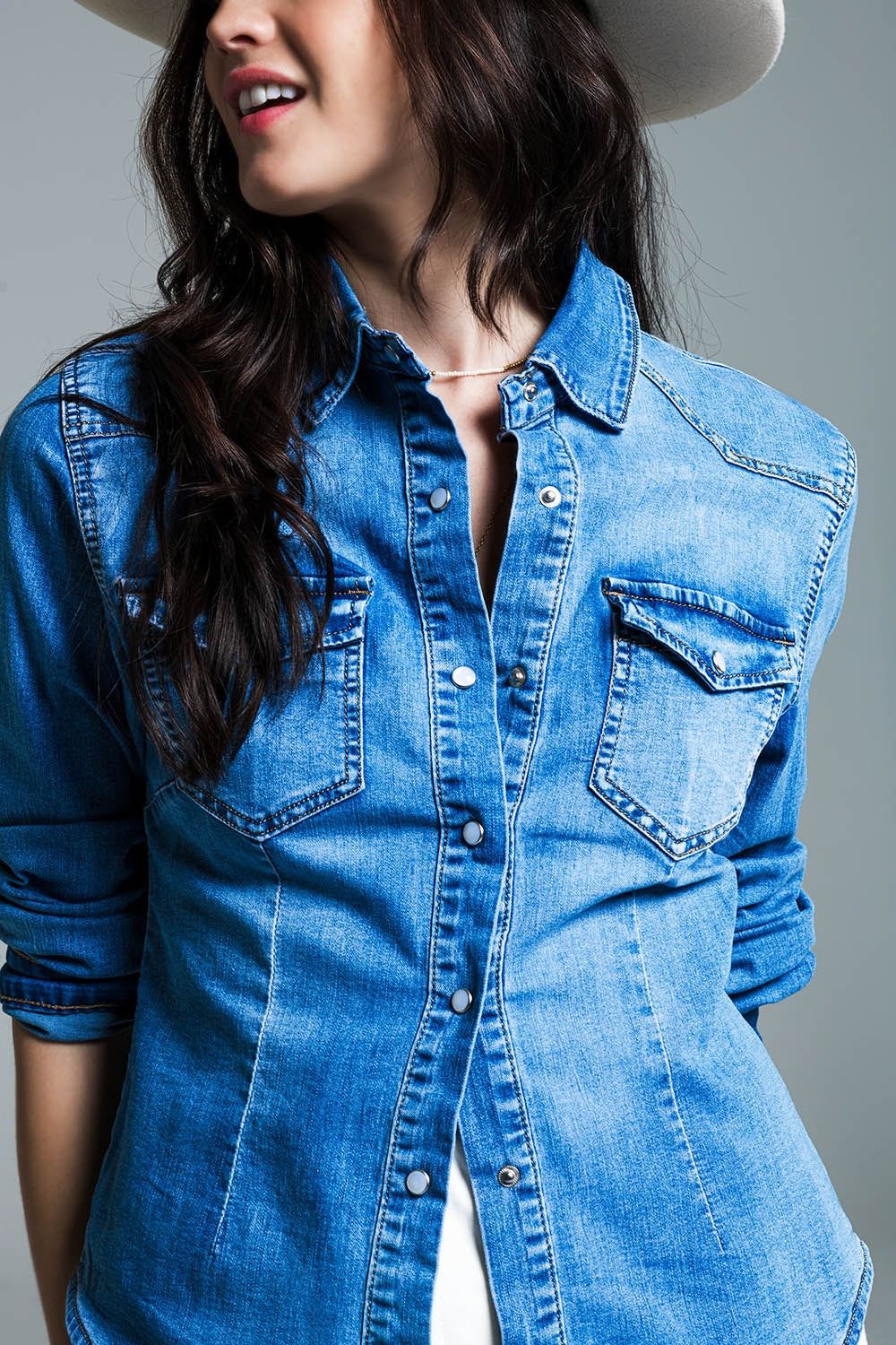 Chemise en jean délavé moyen avec poches poitrine et boutons-pression