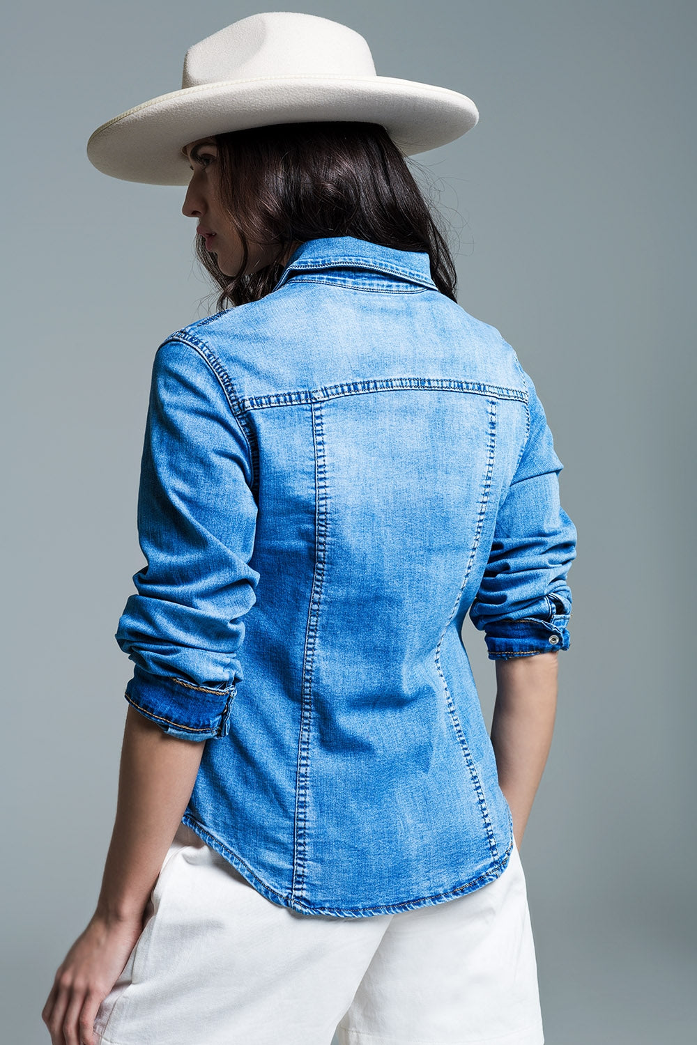 Chemise en jean délavé moyen avec poches poitrine et boutons-pression