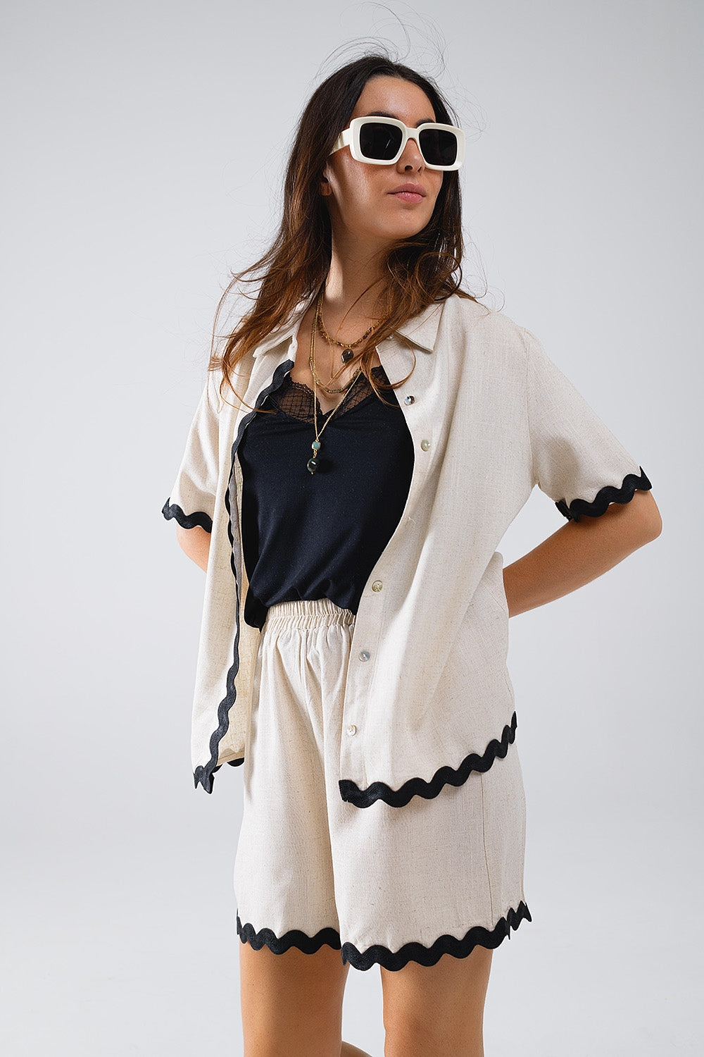 Chemise en lin à bordures festonnées contrastées beige