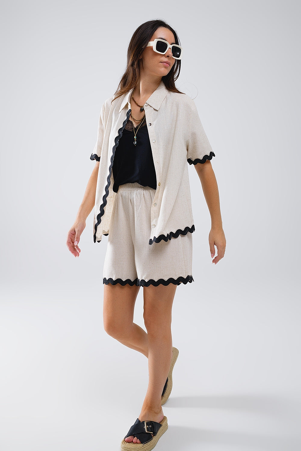 Chemise en lin à bordures festonnées contrastées beige
