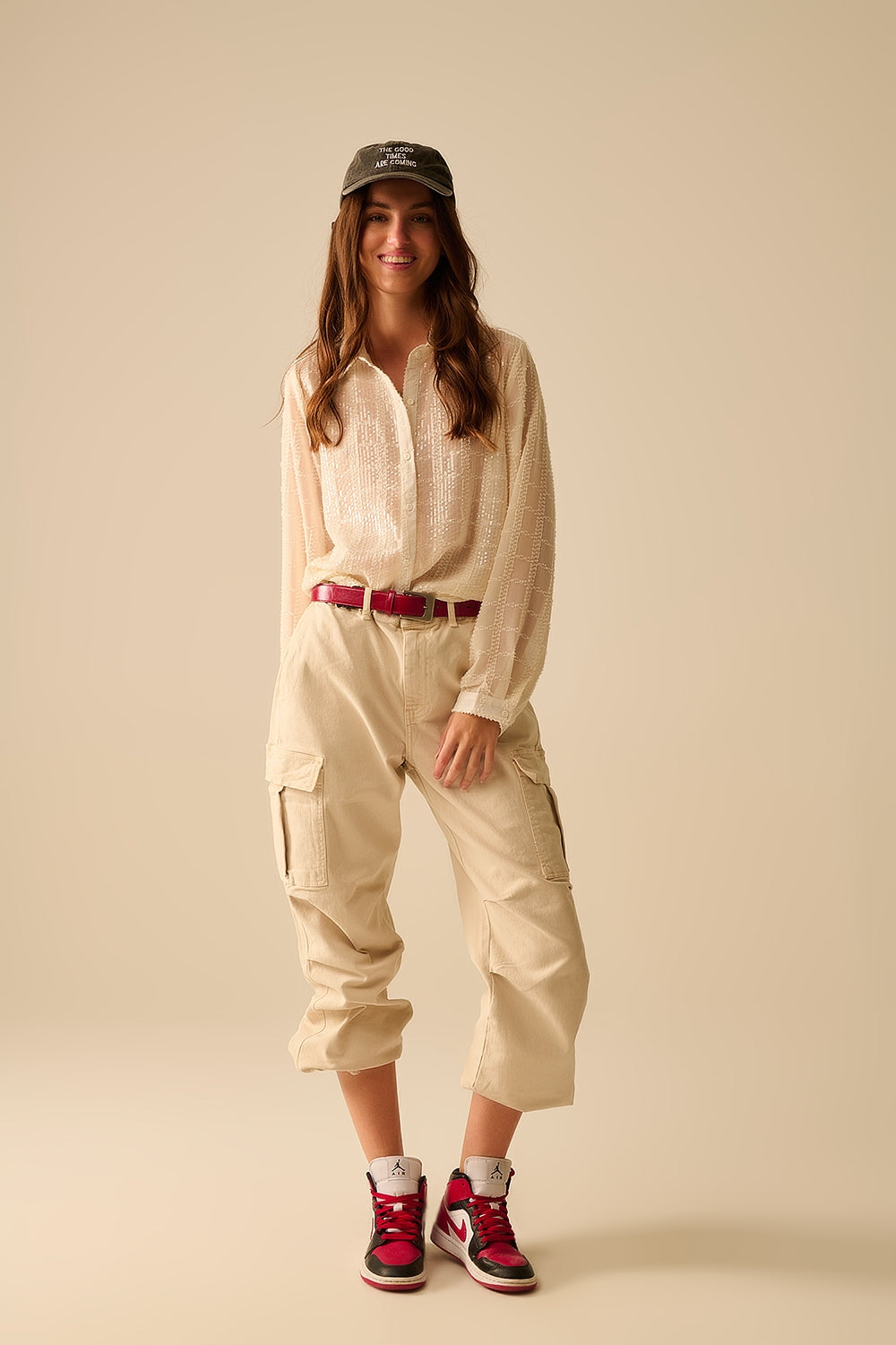 chemise en mousseline de soie beige avec détails en paillettes