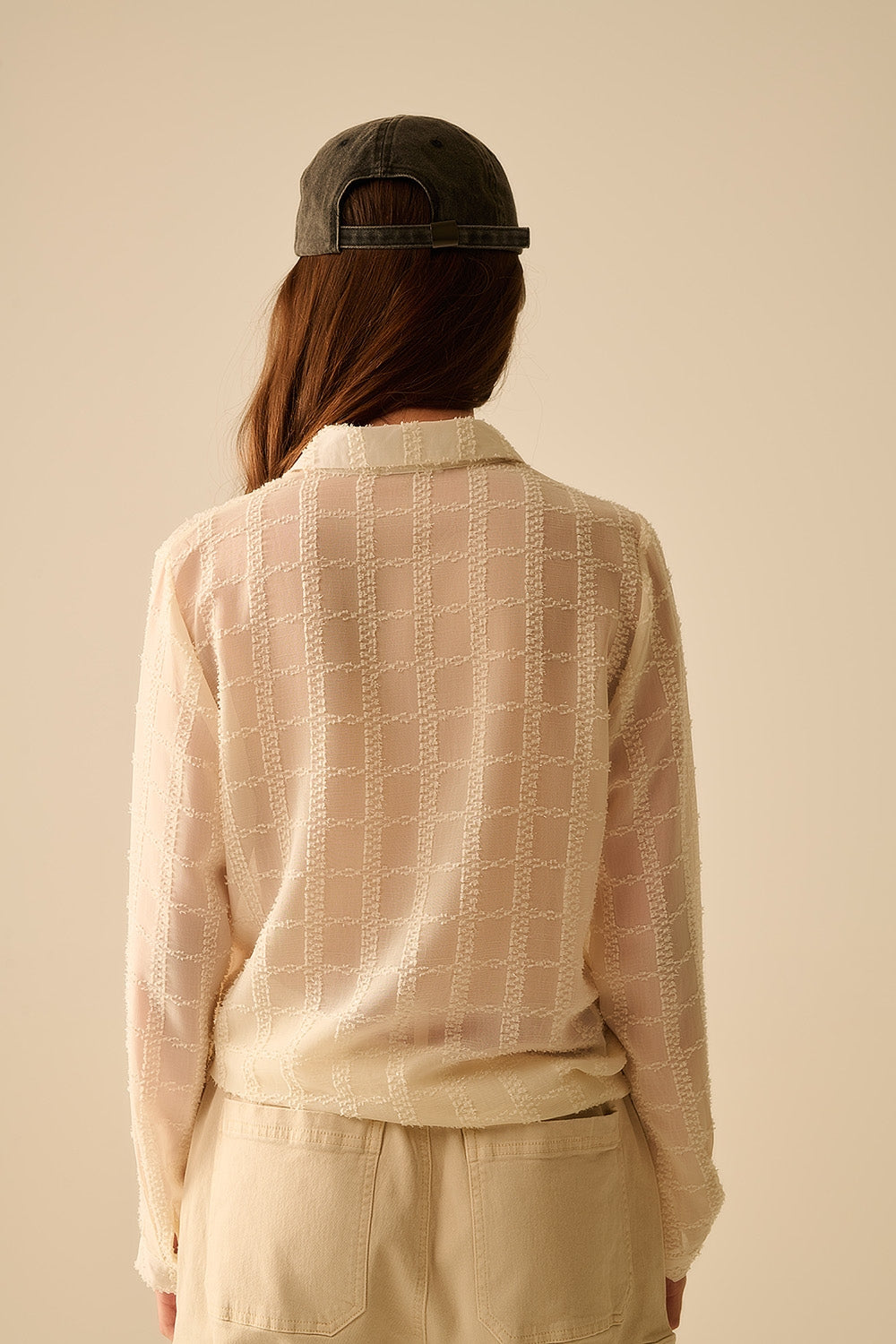 chemise en mousseline de soie beige avec détails en paillettes