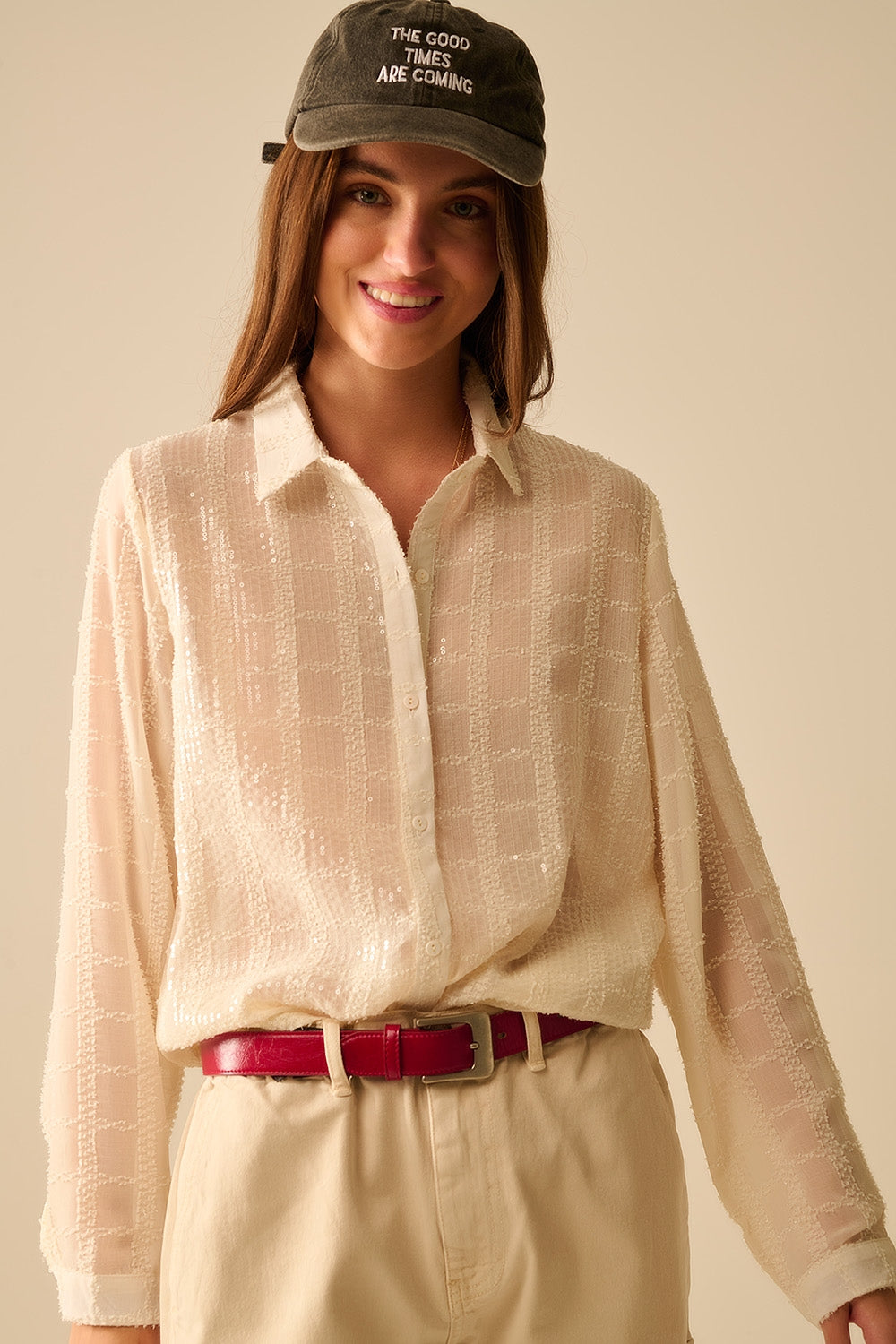 chemise en mousseline de soie beige avec détails en paillettes