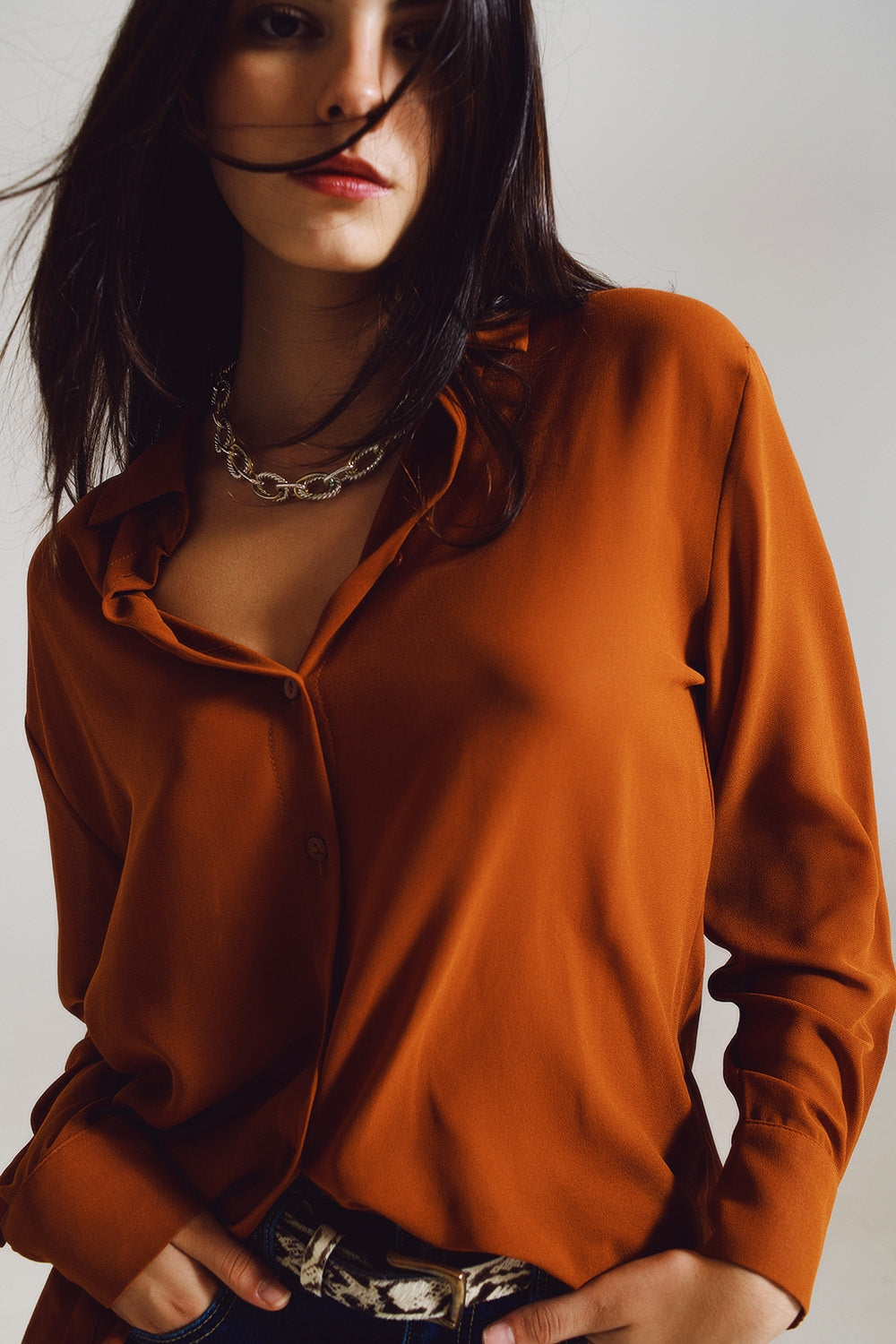 Chemise en mousseline de soie de couleur camel
