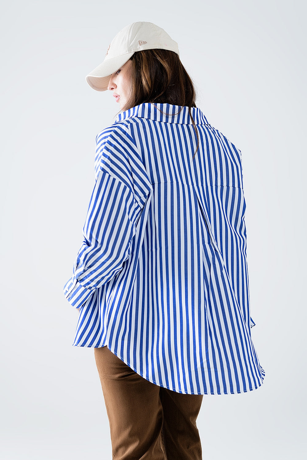 Chemise en popeline à rayures verticales bleues et poche poitrine