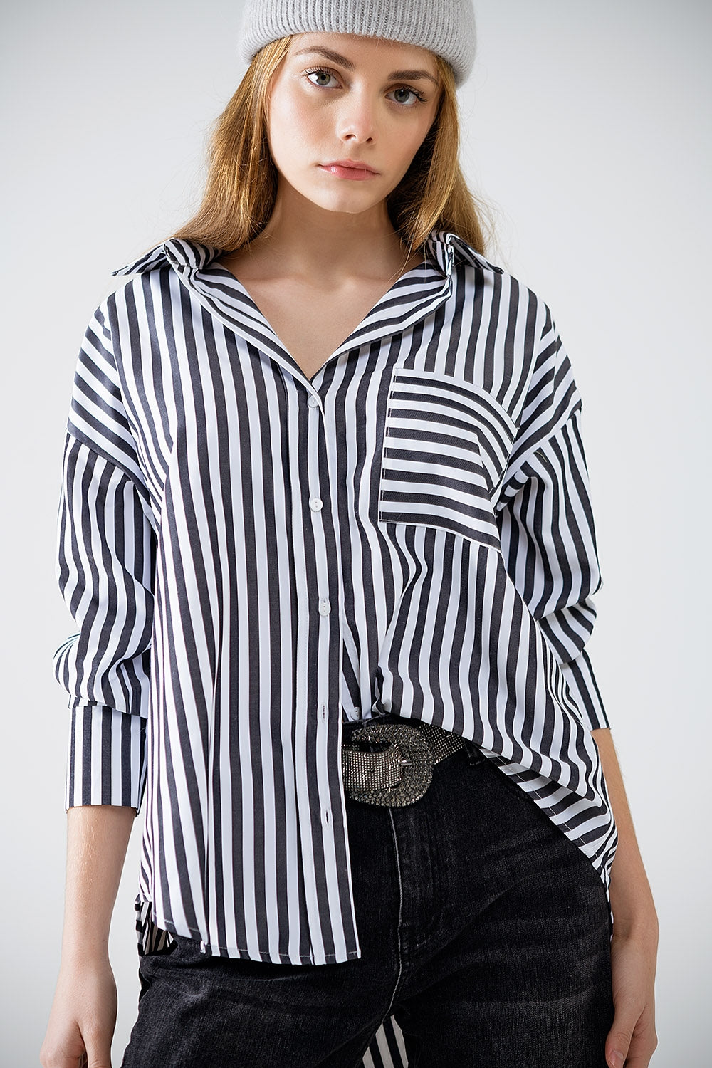 Q2 Chemise en popeline à rayures verticales noires et poche poitrine