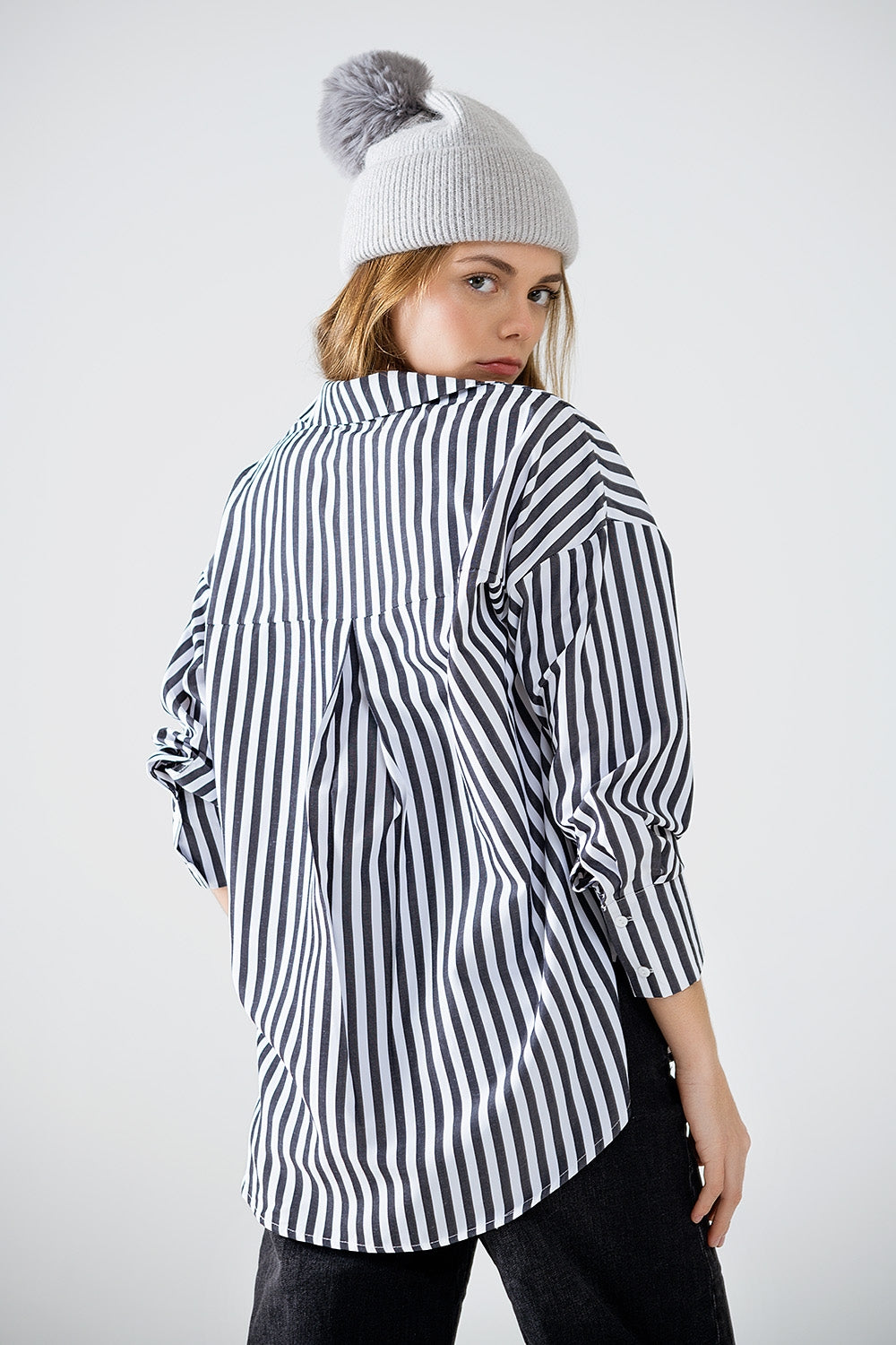 Chemise en popeline à rayures verticales noires et poche poitrine