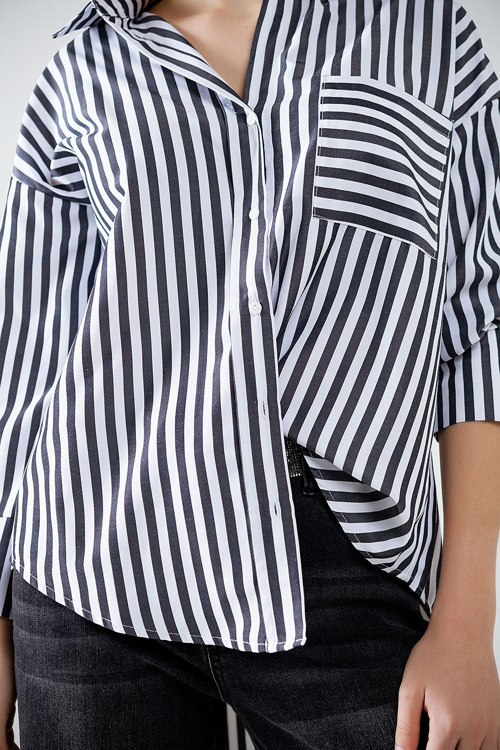 Chemise en popeline à rayures verticales noires et poche poitrine