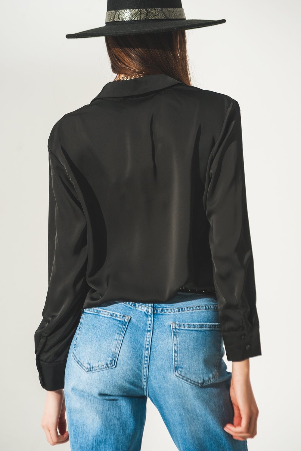 Chemise en satin à col V noire