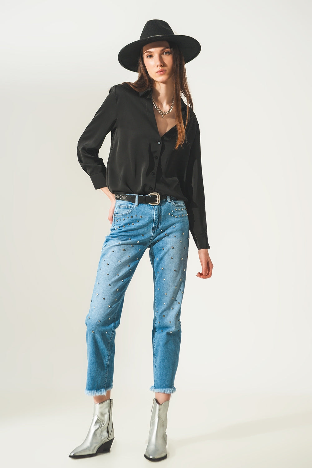 Chemise en satin à col V noire