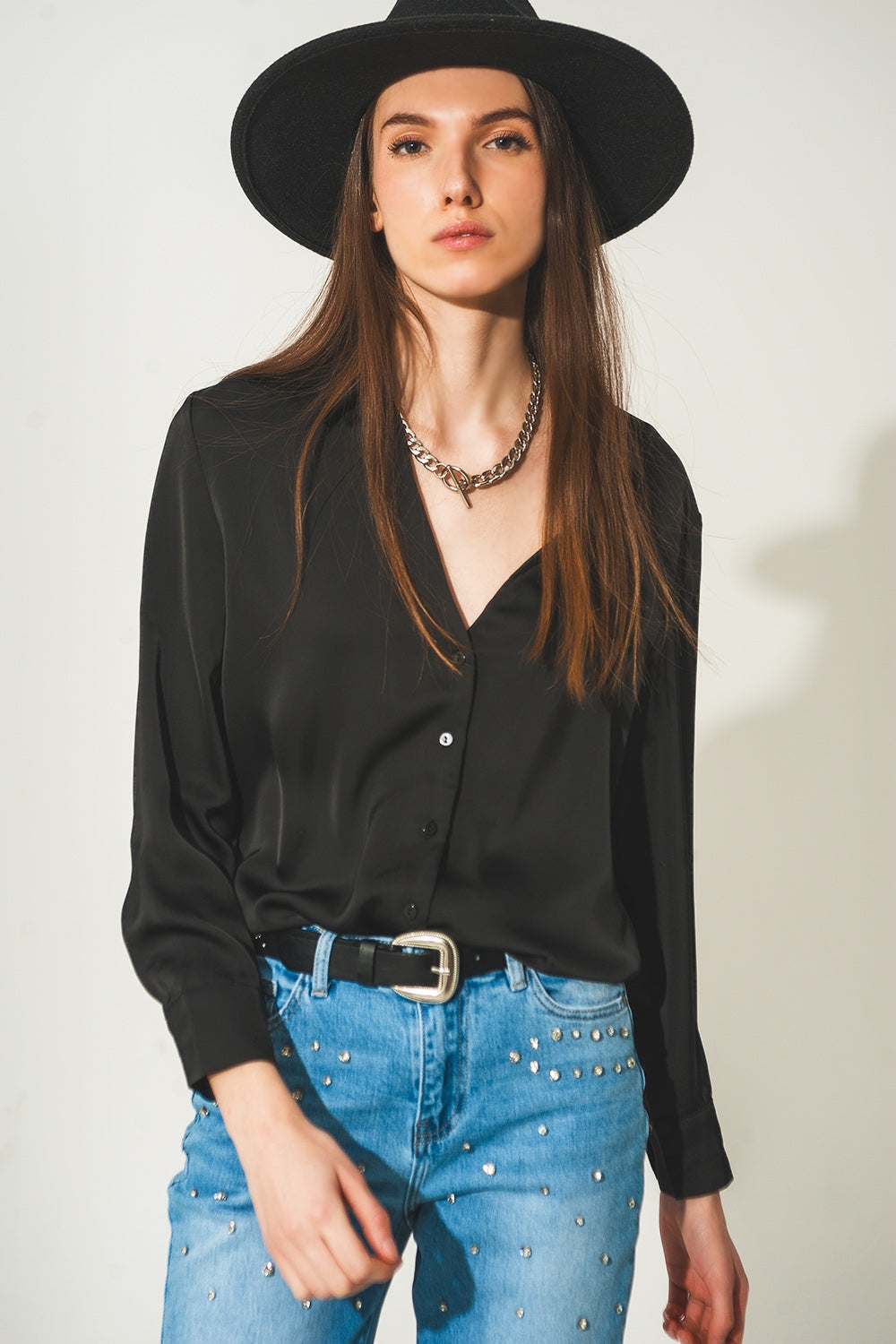 Chemise en satin à col V noire