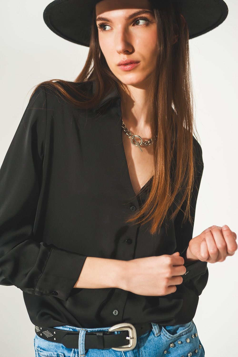 Chemise en satin à col V noire