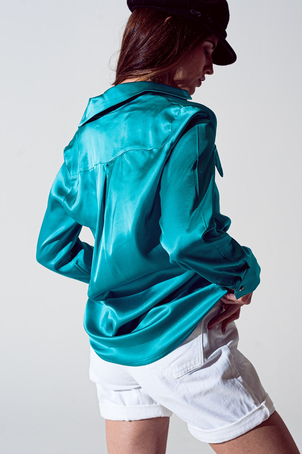 Chemise en satin à poignet fendu en turquoise
