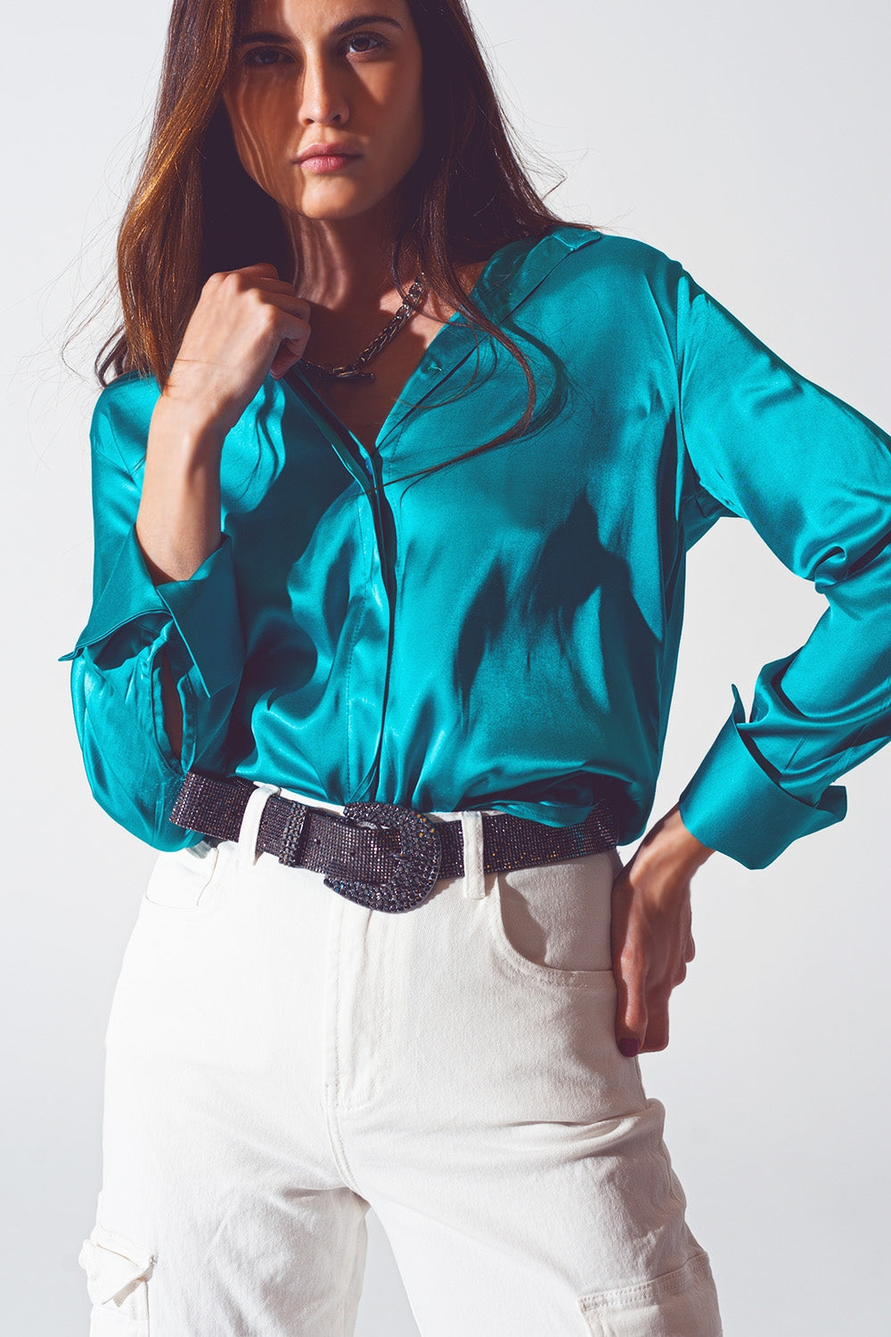 Chemise en satin à poignet fendu en turquoise