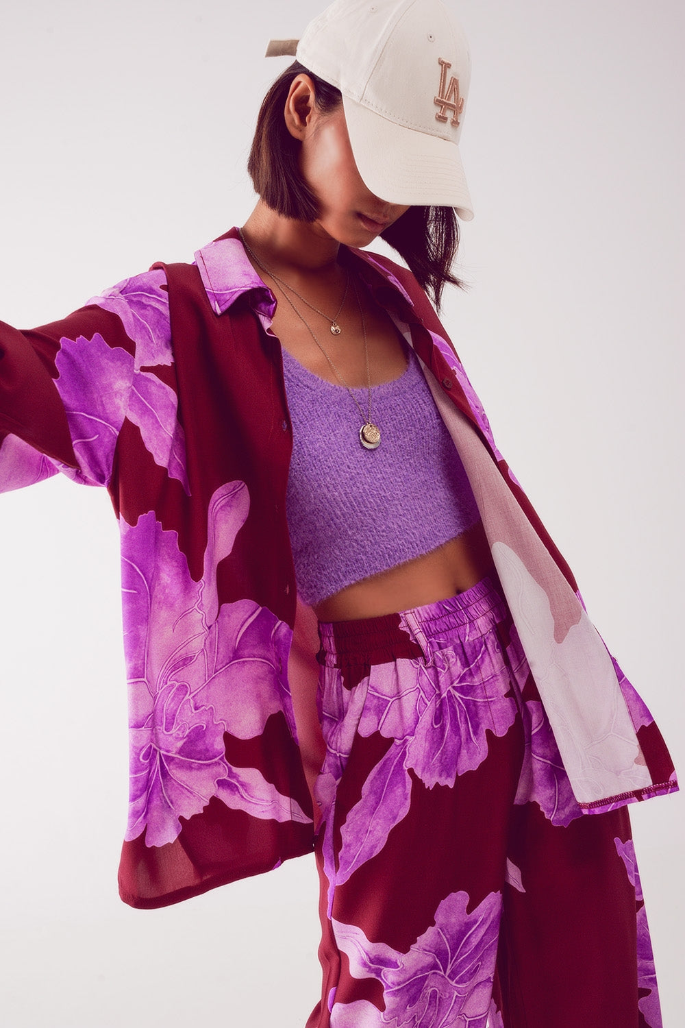Chemise en satin fuchsia à large imprimé floral
