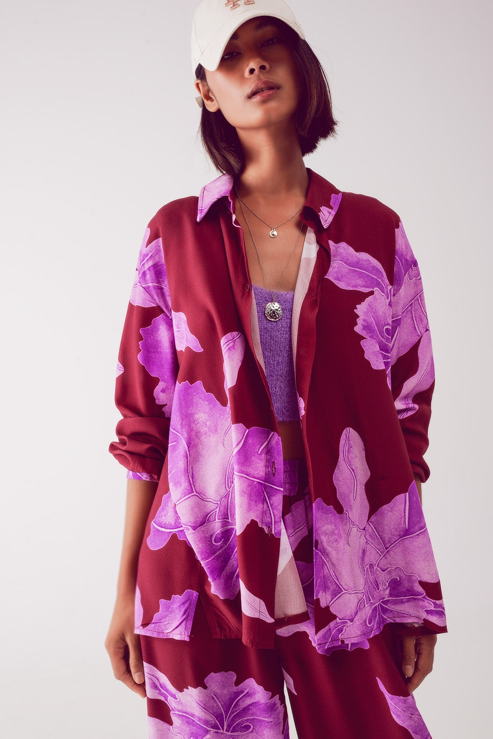 Chemise en satin fuchsia à large imprimé floral