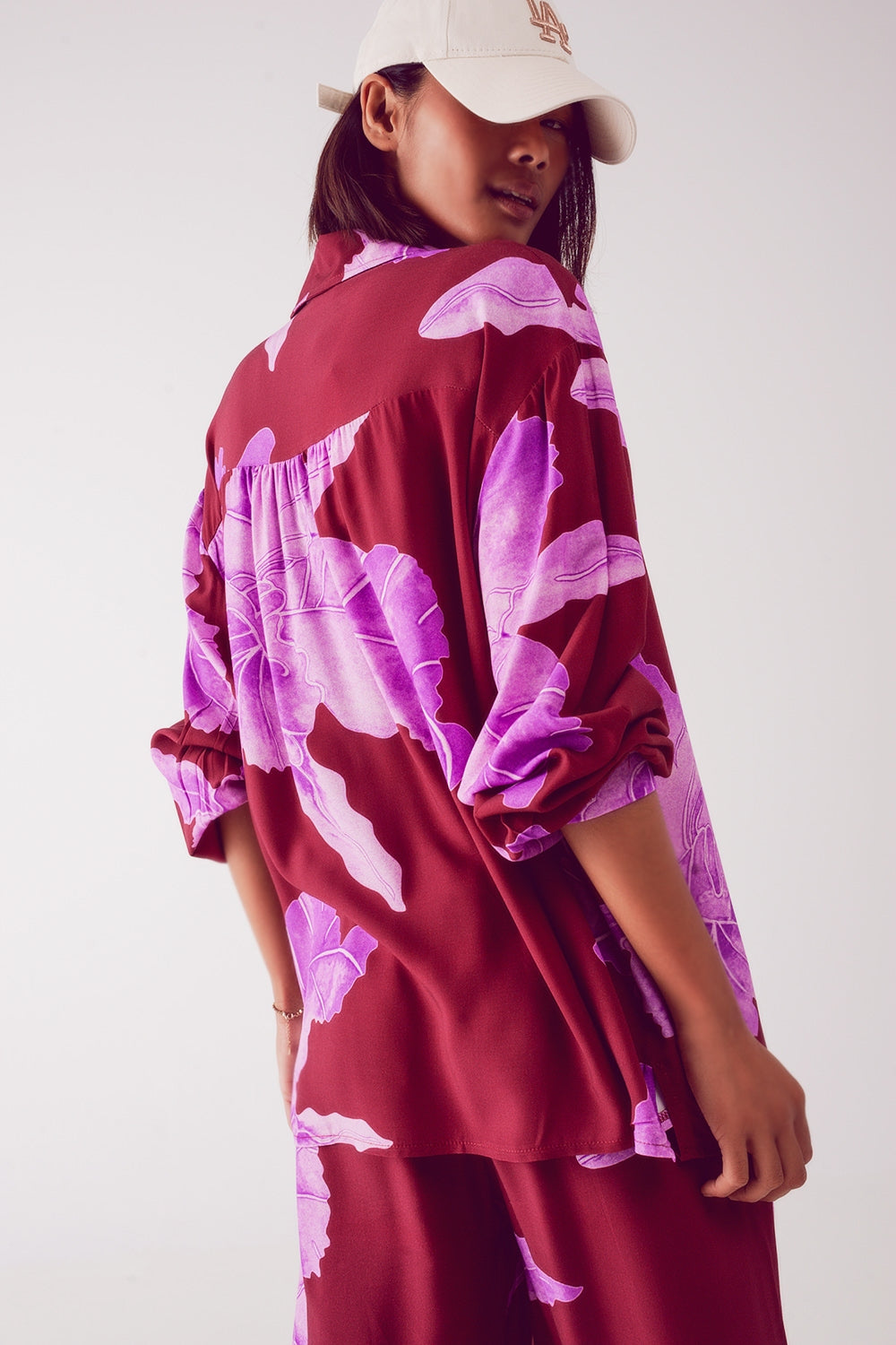 Chemise en satin fuchsia à large imprimé floral
