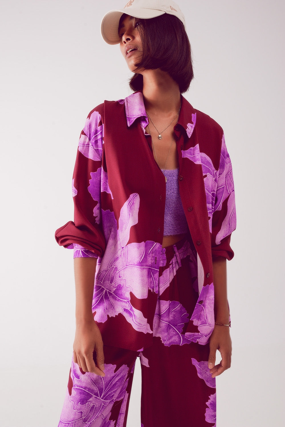 Chemise en satin fuchsia à large imprimé floral
