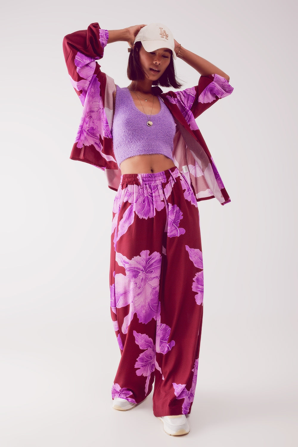 Chemise en satin fuchsia à large imprimé floral