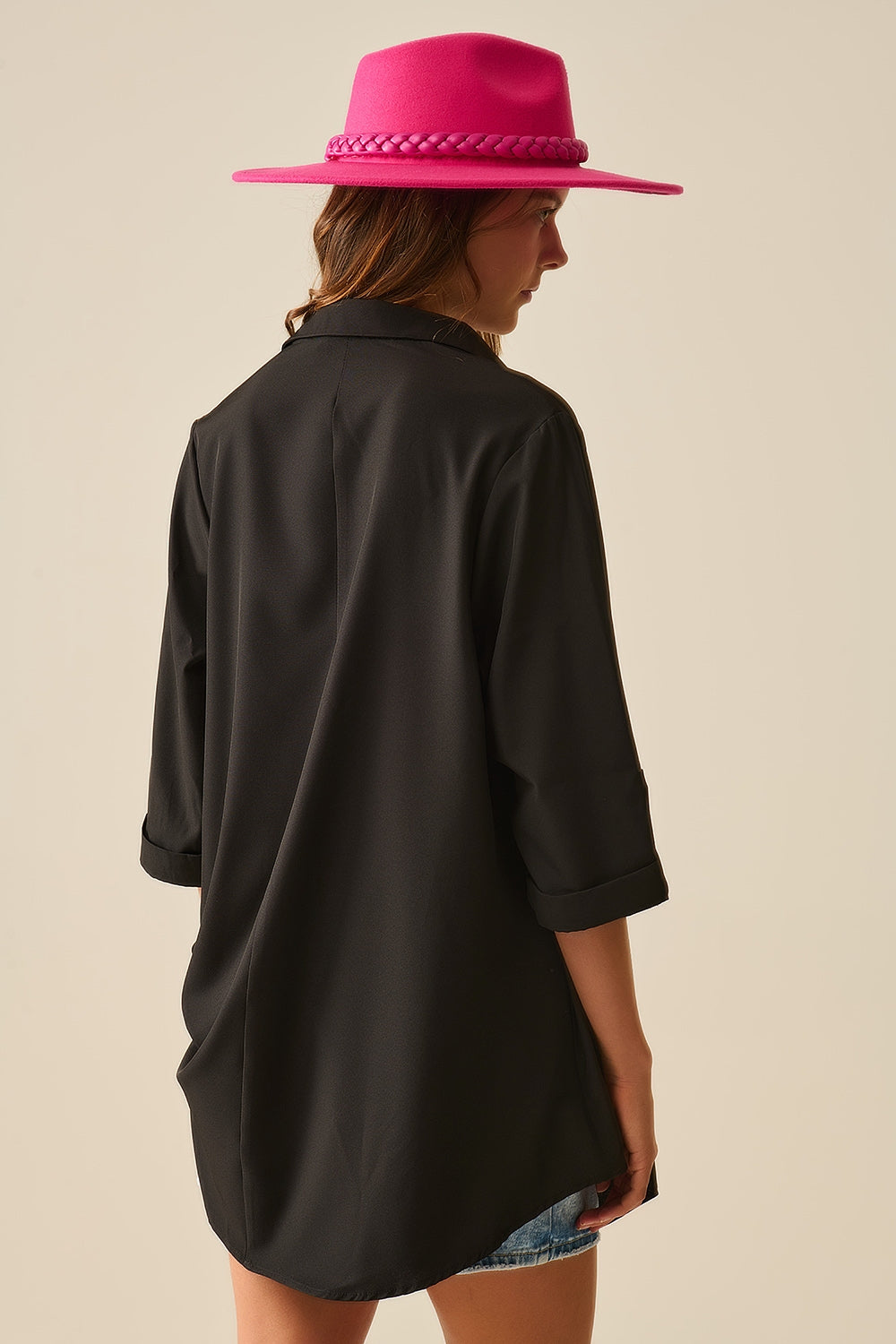 Chemise en tissu très doux et léger de couleur noire