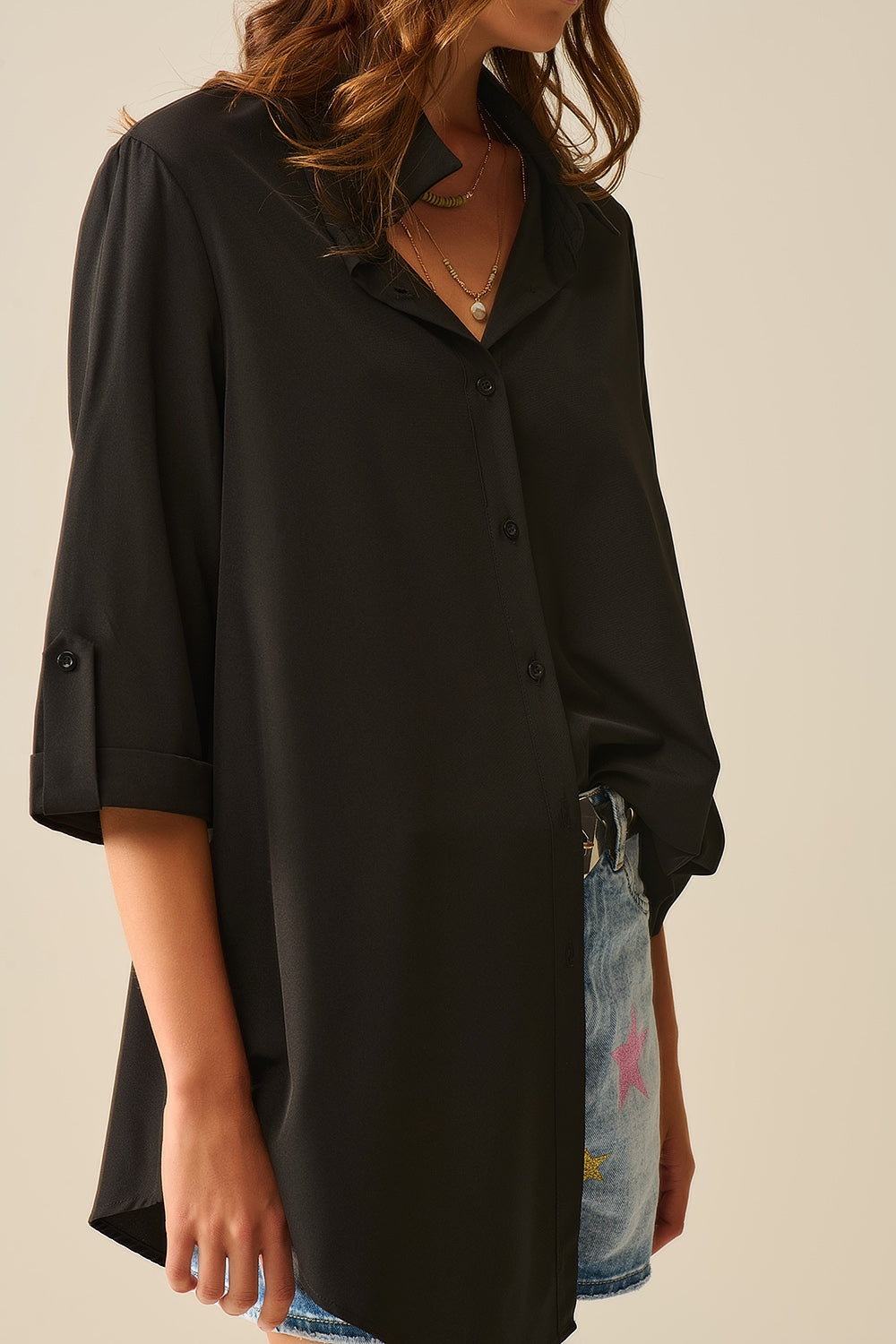 Chemise en tissu très doux et léger de couleur noire