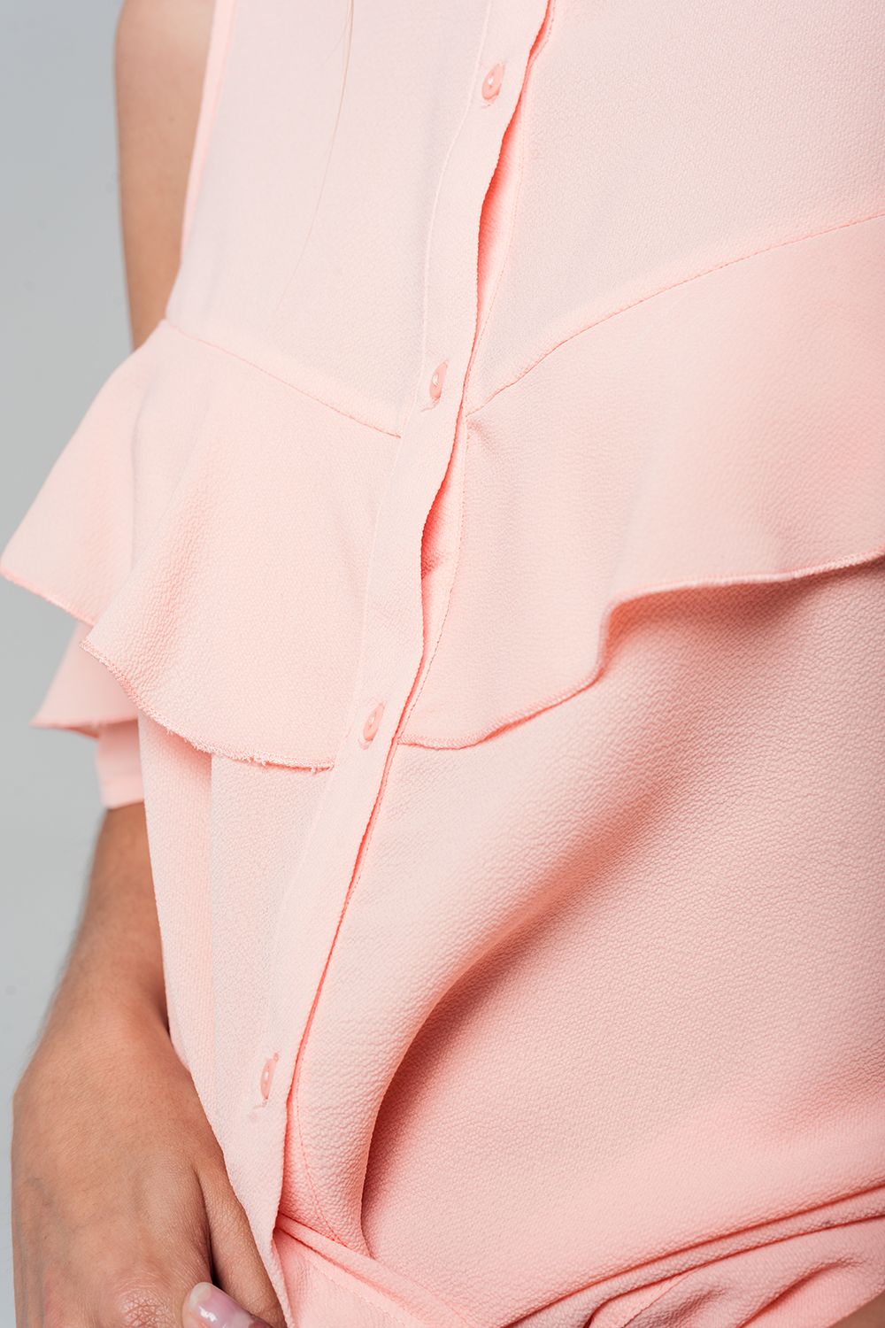 Chemise fluide rose pâle avec manches ouvertes