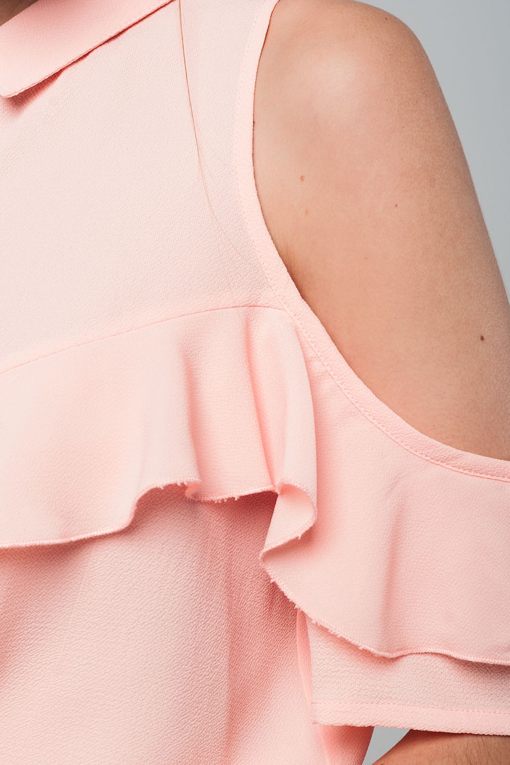 Chemise fluide rose pâle avec manches ouvertes