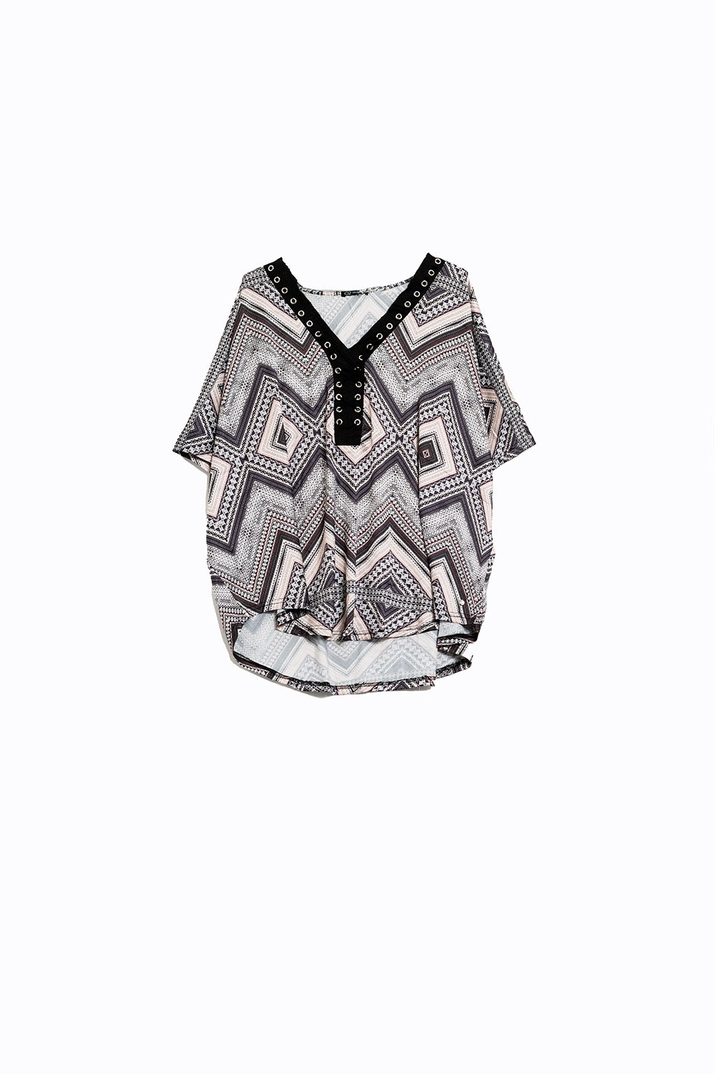 Q2 Chemise grise à imprimé géo et collier croisé