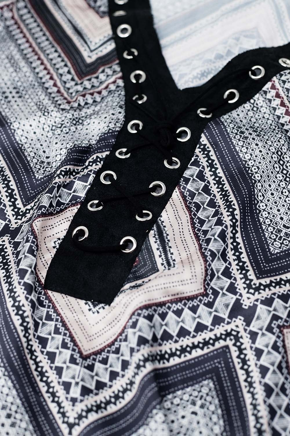 Chemise grise à imprimé géo et collier croisé