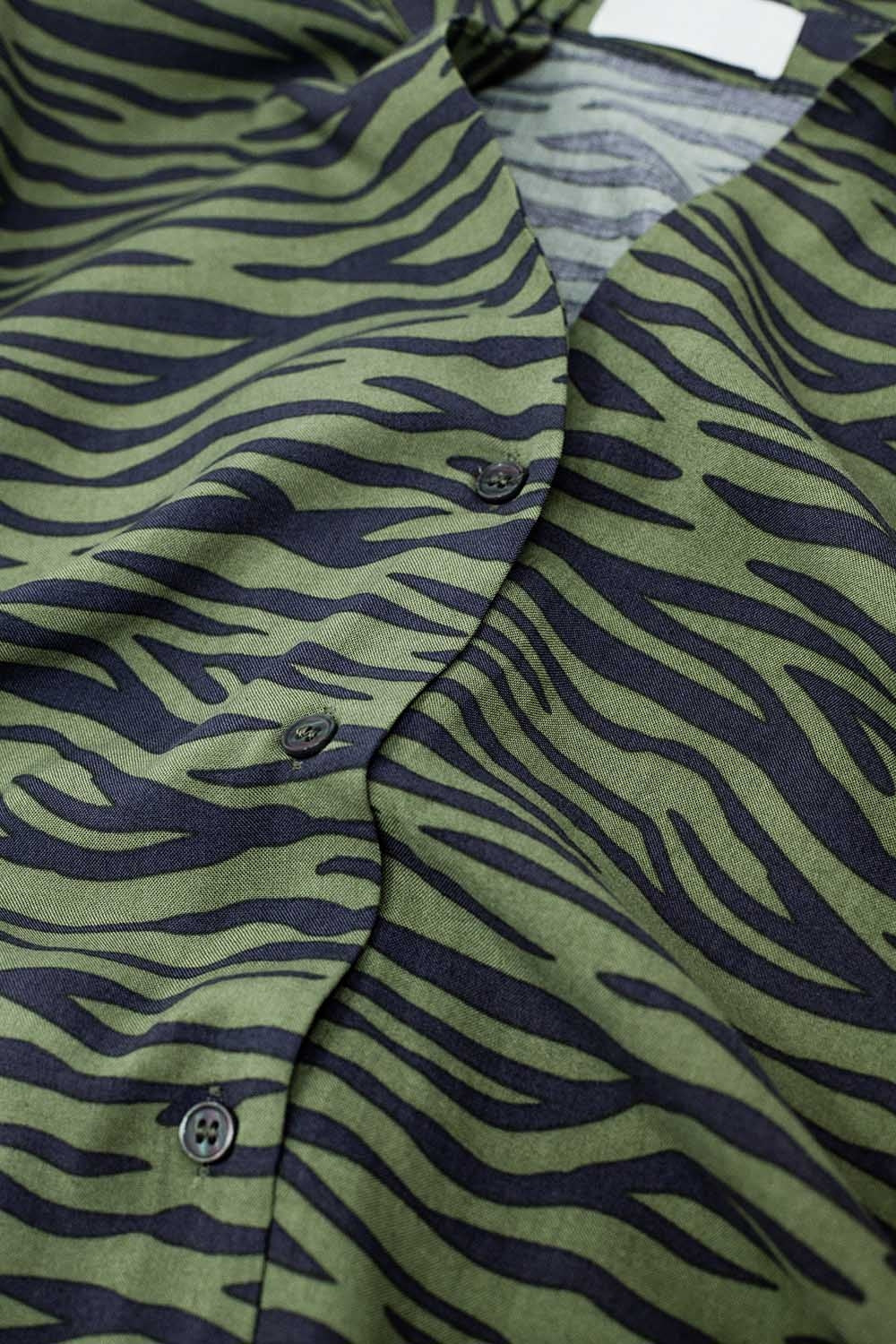 Chemise imprimée zébrée en vert