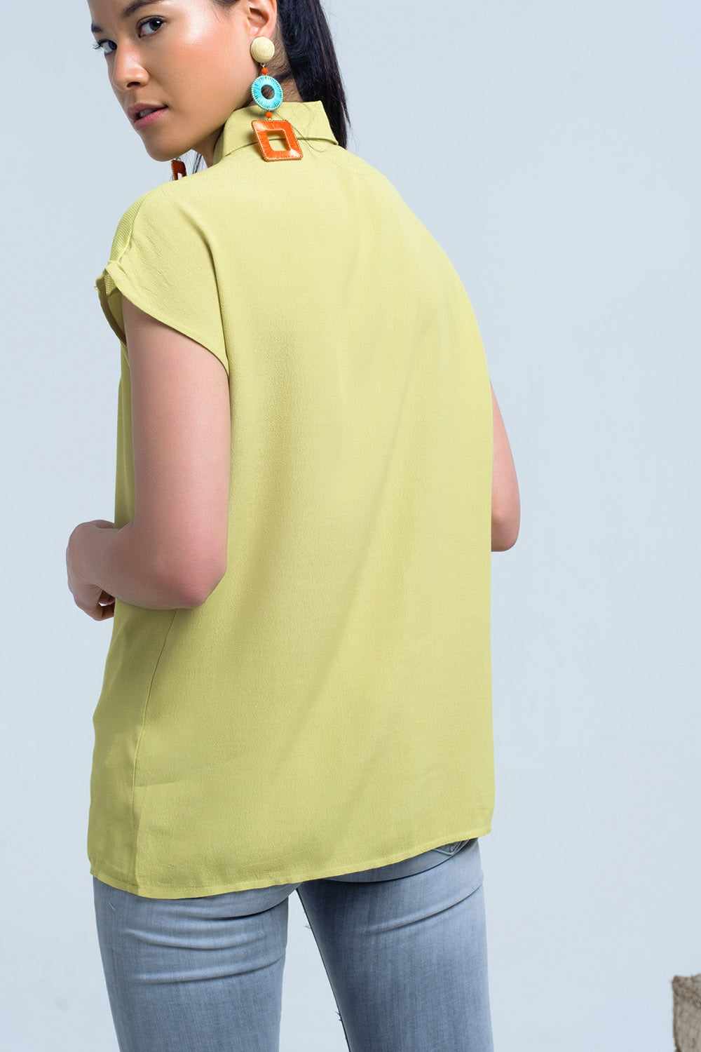 Chemise jaune avec détail en maille