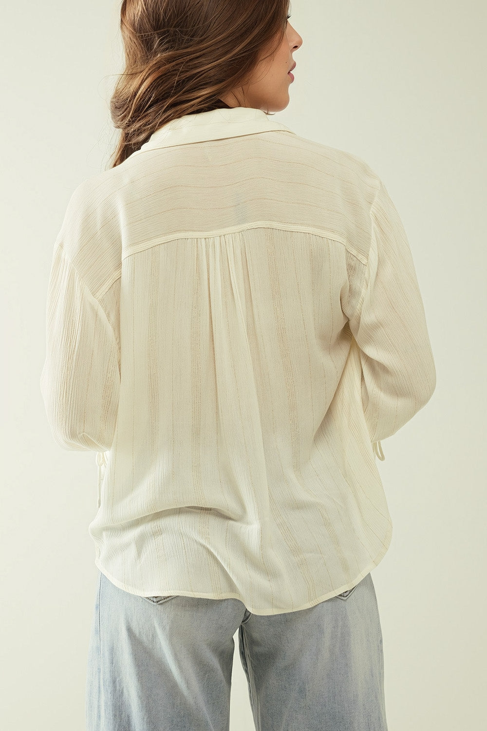 Chemise légère blanche à col en V avec détails à rayures