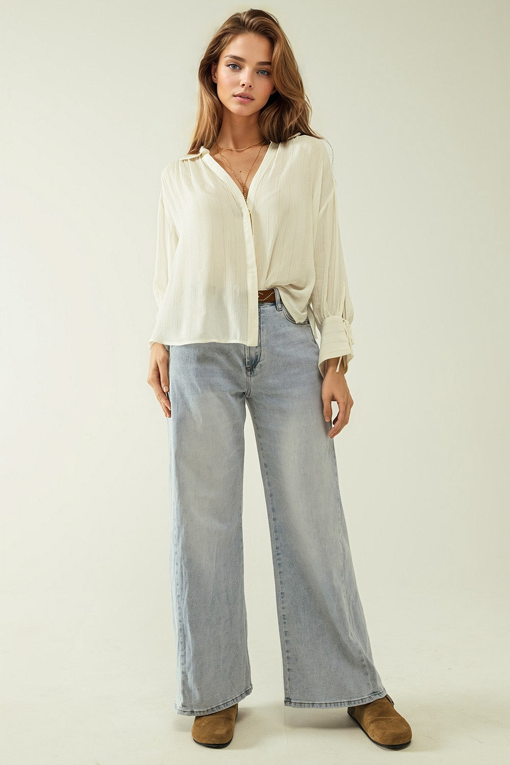 Chemise légère blanche à col en V avec détails à rayures