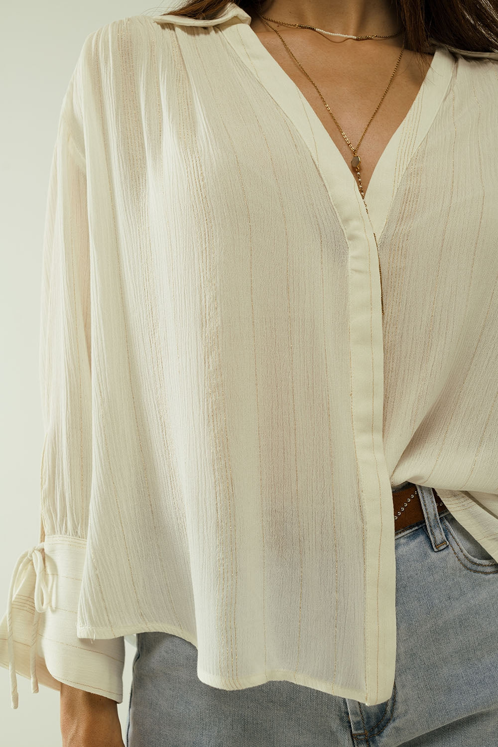 Chemise légère blanche à col en V avec détails à rayures