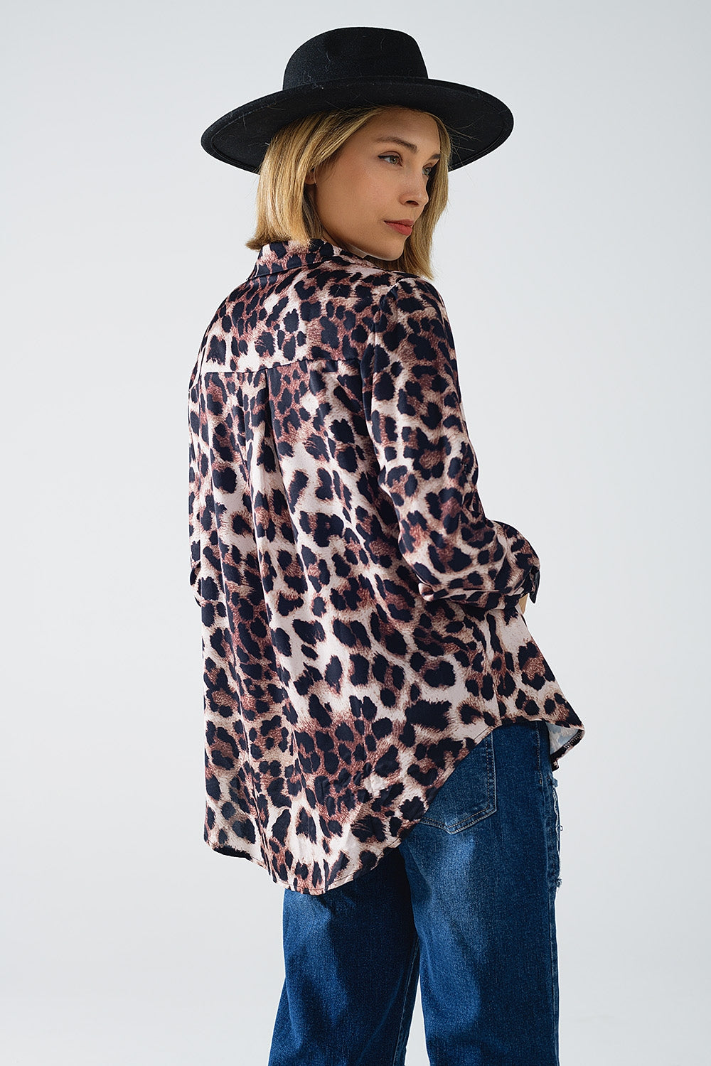 chemise léopard avec détails en satin noir