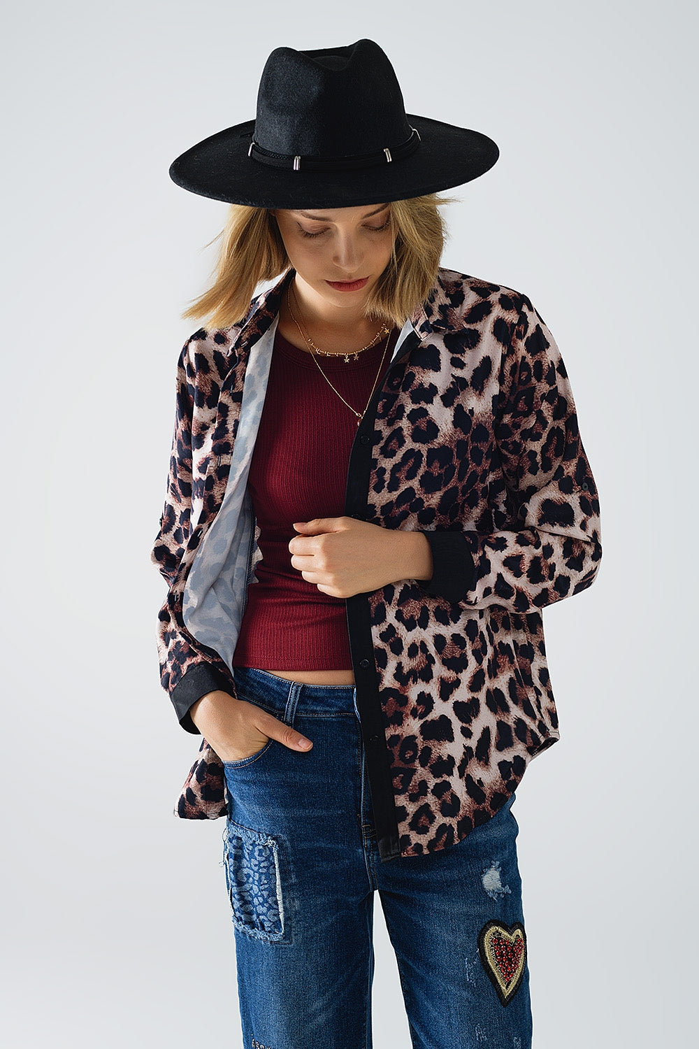chemise léopard avec détails en satin noir
