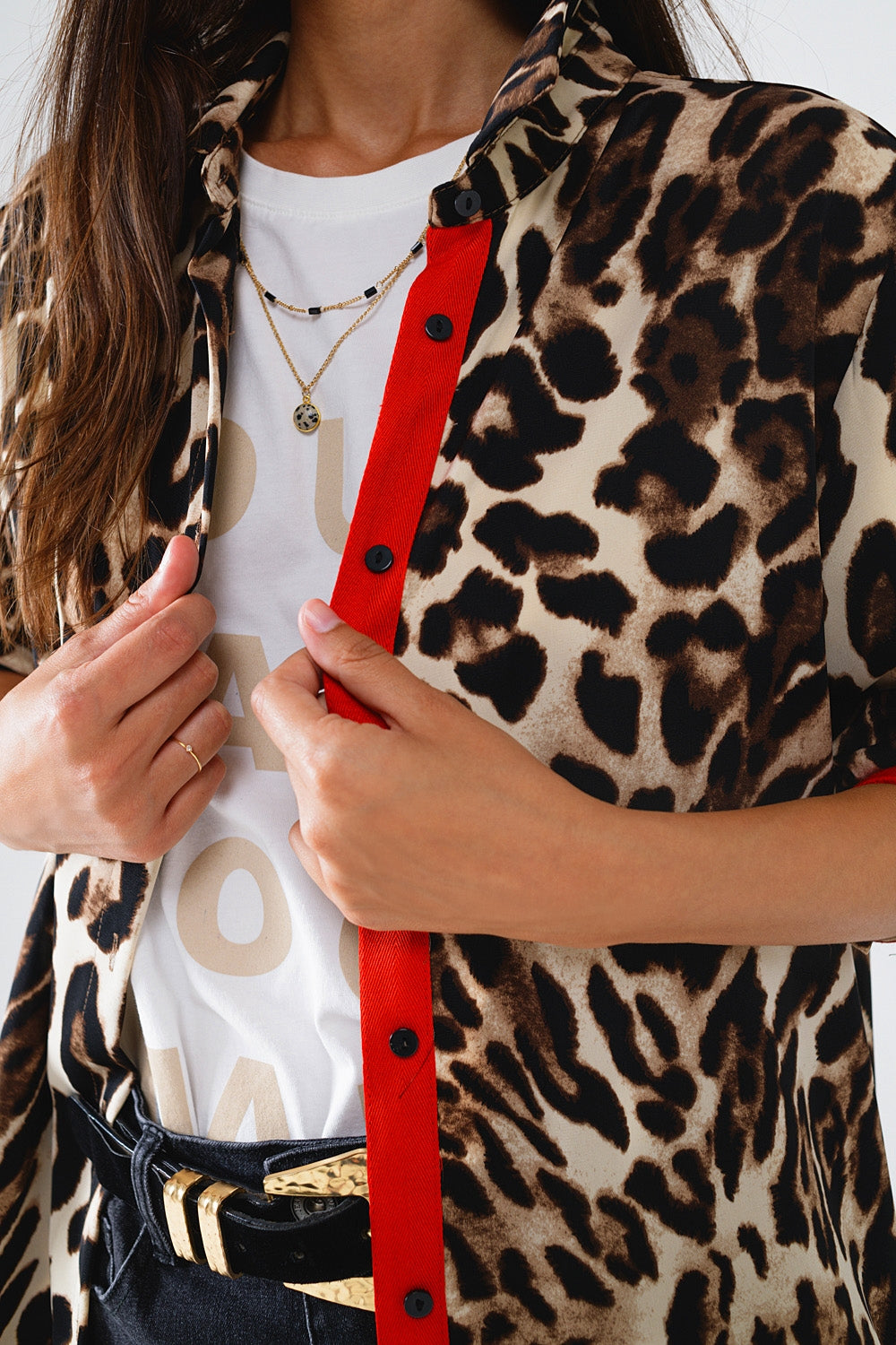 Chemise léopard avec patte de boutonnage rouge et manches rouges