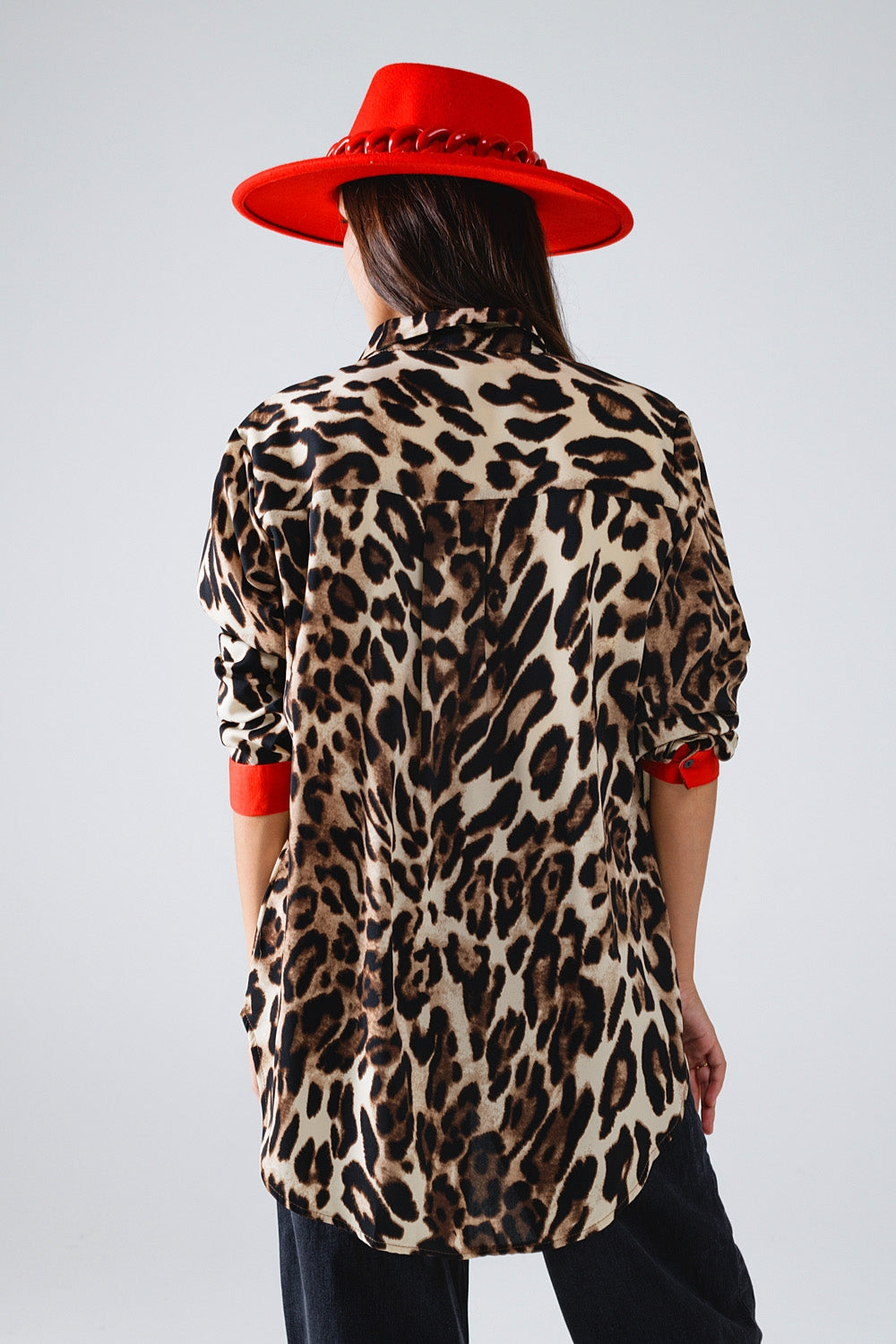 Chemise léopard avec patte de boutonnage rouge et manches rouges