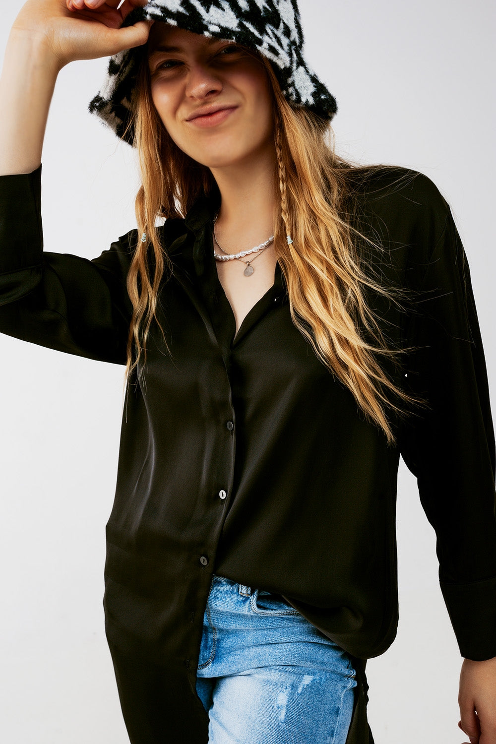 Chemise manches longues boutonnée devant en satin noire