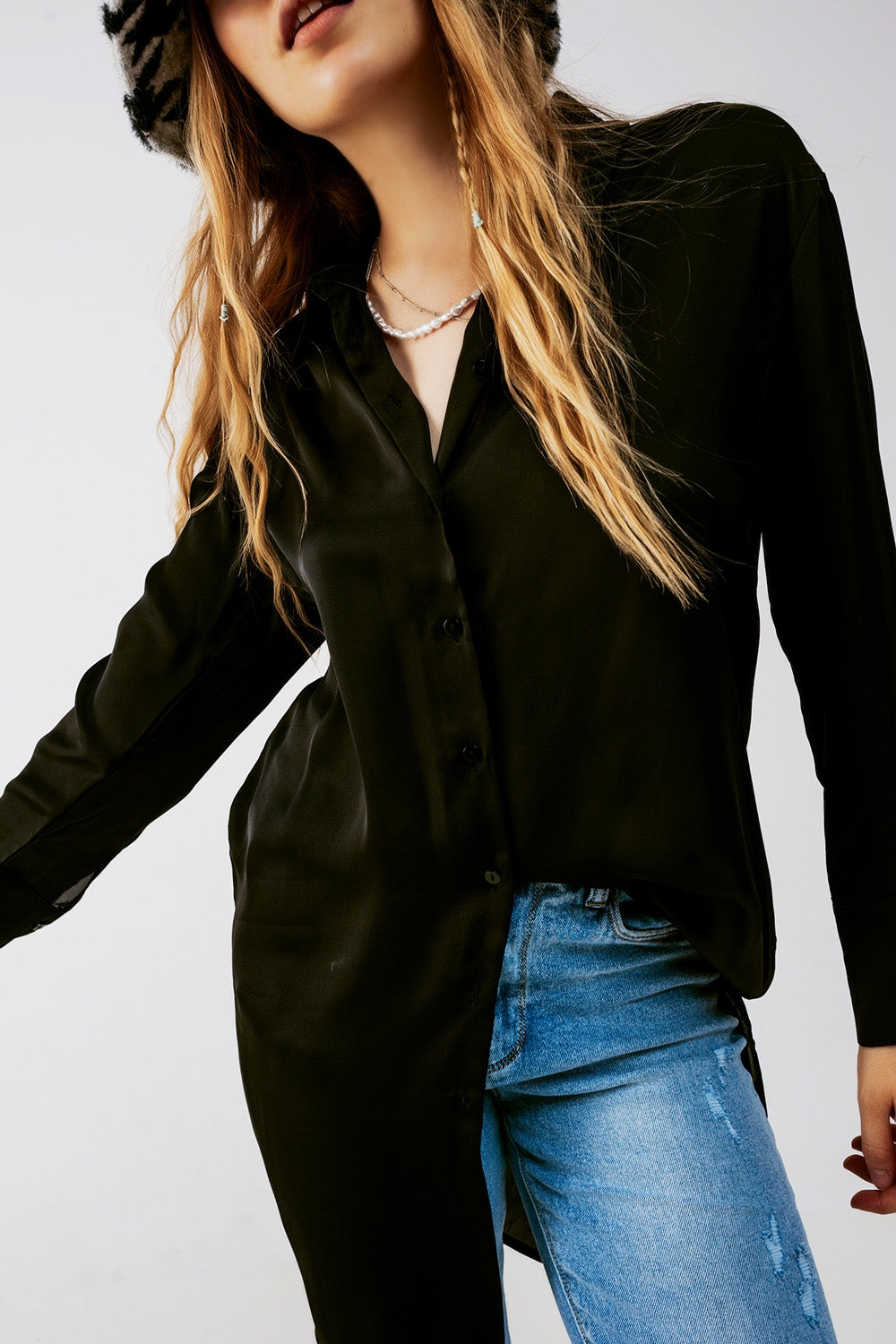 Chemise manches longues boutonnée devant en satin noire