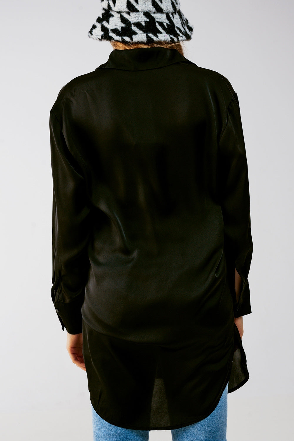 Chemise manches longues boutonnée devant en satin noire