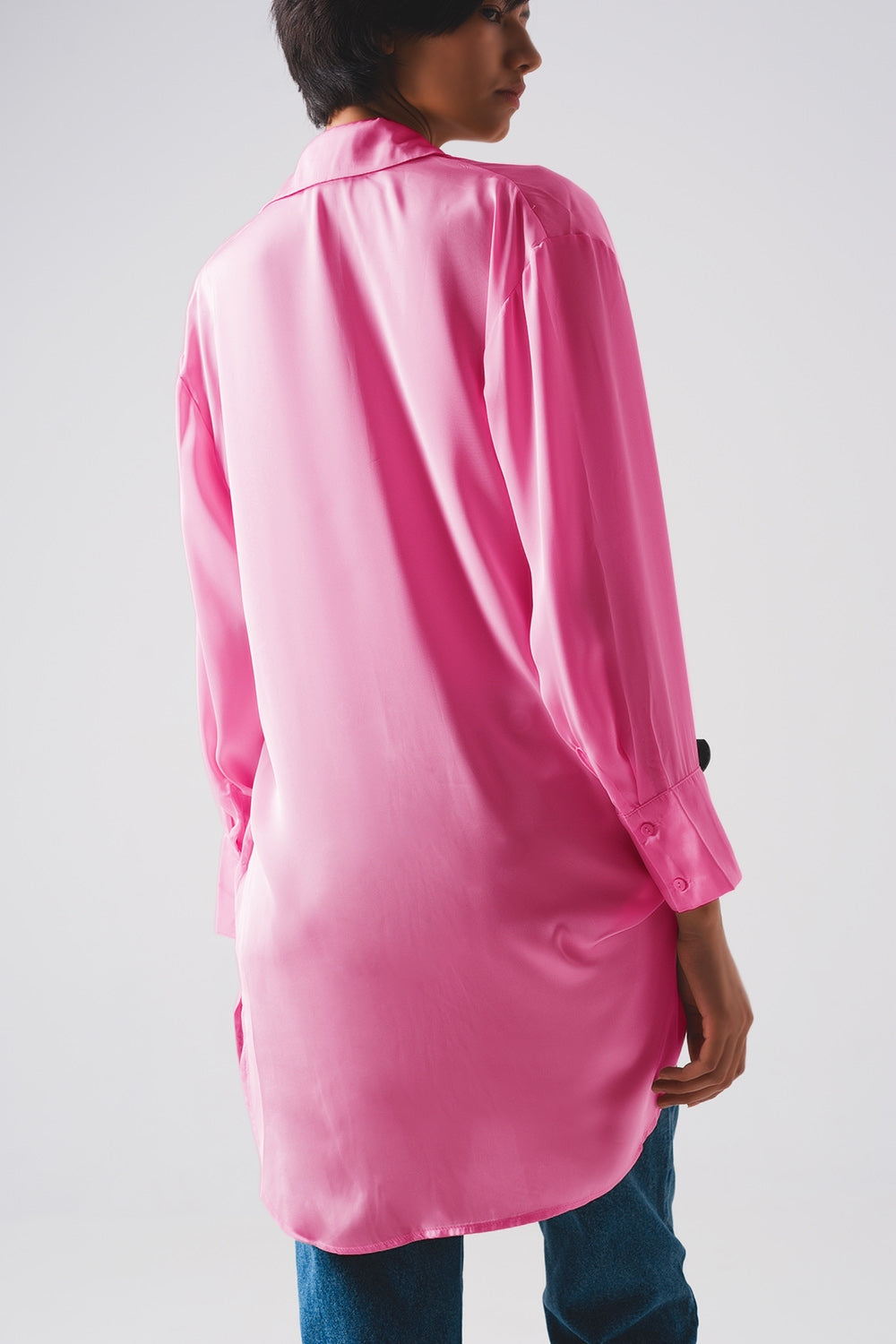 Chemise manches longues boutonnée devant en satin rose