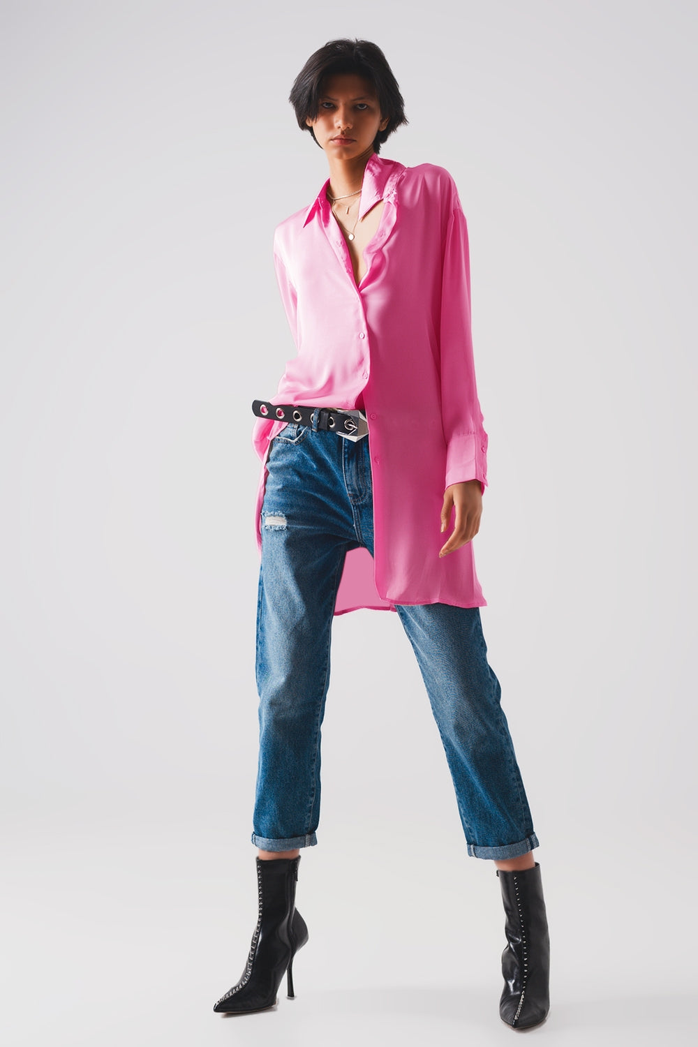 Chemise manches longues boutonnée devant en satin rose
