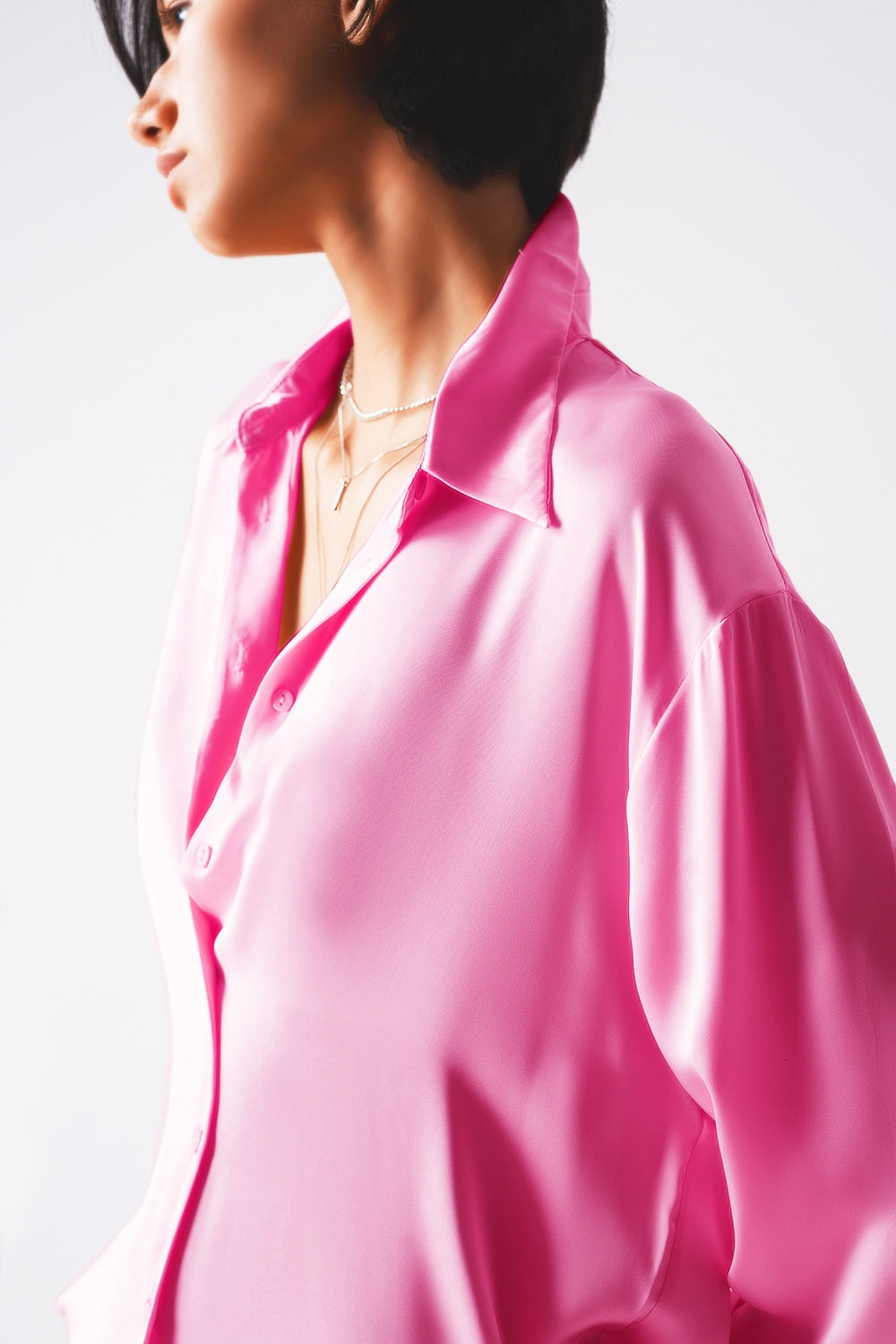Chemise manches longues boutonnée devant en satin rose